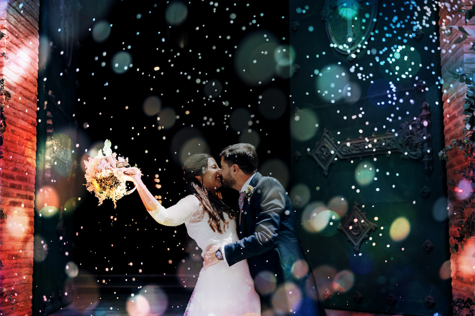 Pareja de recien casados felices. Invitaciones digitales para bodas